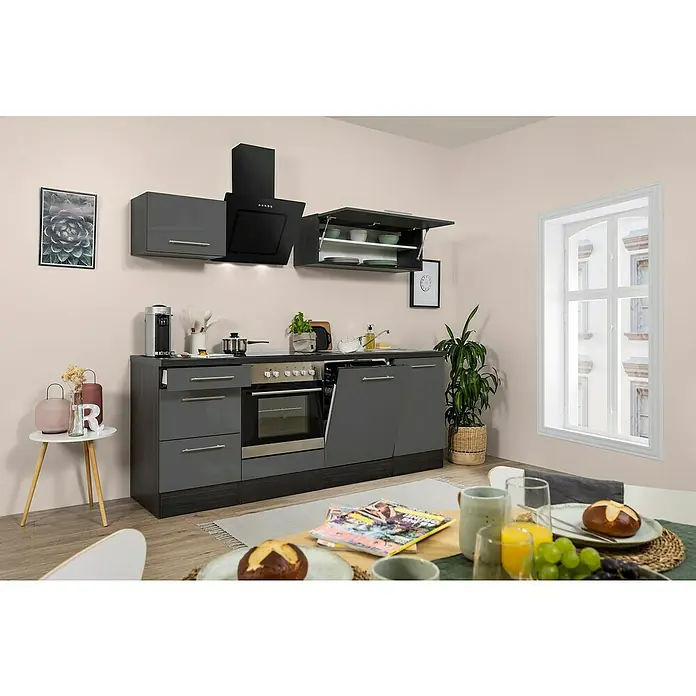 Respekta Premium Küchenzeile RP220EGCBO - Breite: 220 cm, Grau, Mit Elektrogeräten - Moderne Küche mit grauen Schränken, einer schwarzen Dunstabzugshaube und einem Esstisch mit Frühstücksgedecken für ein gemütliches Ambiente.