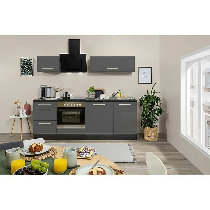 Respekta Premium Küchenzeile RP220EGCBO - Breite: 220 cm, Grau, Mit Elektrogeräten - Moderne graue Küche mit schwarzen Akzenten und Holzboden. Die Küche verfügt über eine Dunstabzugshaube, Schränke und eine Spüle.
