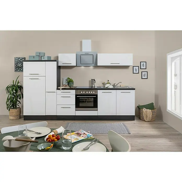 Respekta Premium Küchenzeile RP300EWCBO - Breite: 300 cm, Weiß, Mit Elektrogeräten - Dieses Foto zeigt eine moderne Küche mit weißen Schränken, einer grauen Dunstabzugshaube und einer schwarzen Arbeitsplatte.