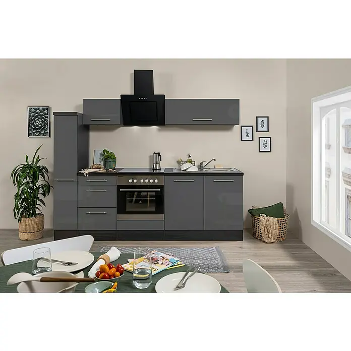 Respekta Premium Küchenzeile RP240EGCBO - Breite: 240 cm, Grau, Mit Elektrogeräten - Graue Einbauküche mit schwarzen Akzenten, Dunstabzugshaube und Hängeschränken, komplett mit Geräten und Dekorationen.