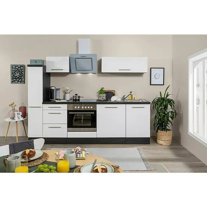 Respekta Premium Küchenzeile RP250EWCBO - Breite: 250 cm, Weiß, Mit Elektrogeräten - Helle Küche mit weißen Schränken, einer Dunstabzugshaube und einem Essbereich. Das Küchendesign ist modern und funktional.