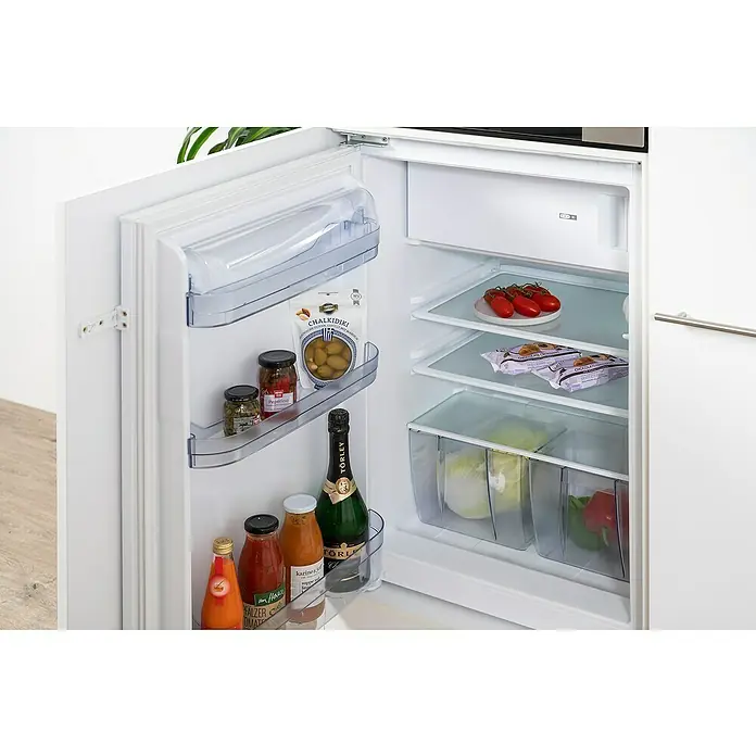 Respekta Premium Küchenzeile AmandaBreite: 310 cm, Weiß, Mit Elektrogeräten - Ein geöffneter Kühlschrank zeigt Lebensmittel wie Tomaten, Champagner, Oliven und Soßen. Der Kühlschrank ist sauber und ordentlich gefüllt.