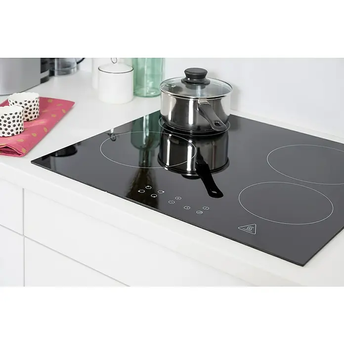 Respekta Premium Küchenzeile AmandaBreite: 310 cm, Weiß, Mit Elektrogeräten - Ein modernes Induktionskochfeld mit einem Topf darauf, eingebettet in eine weiße Küchenarbeitsplatte. Elegantes Design für moderne Küchen.