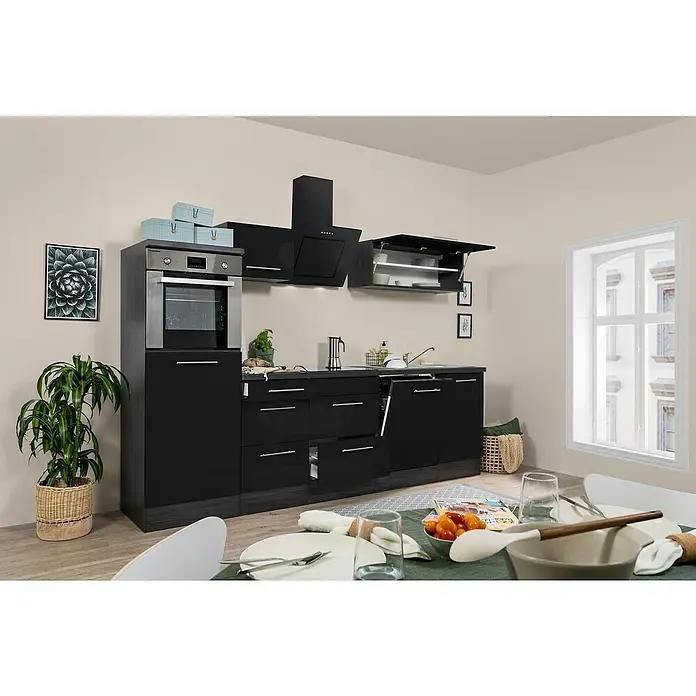 Respekta Premium Küchenzeile RP280HESBO - Breite: 280 cm, Schwarz, Mit Elektrogeräten - Eine moderne Küche mit schwarzen Schränken, einem Edelstahl-Backofen und einer Dunstabzugshaube, ergänzt durch einen Esstisch mit Geschirr.