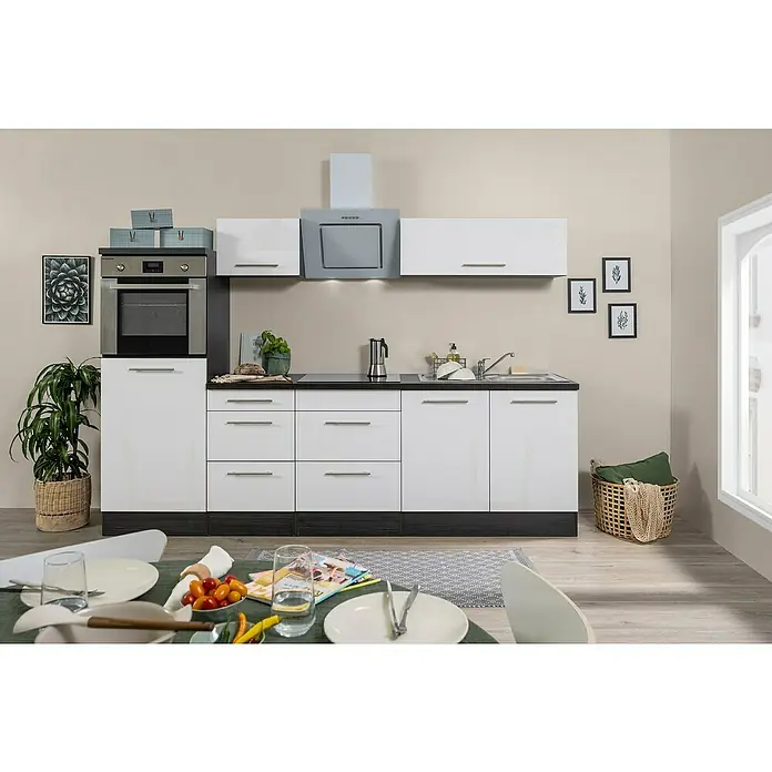 Respekta Premium Küchenzeile RP270HEWBO - Breite: 270 cm, Weiß, Mit Elektrogeräten - Ein modernes Küchenensemble mit weißen Schränken, dunkler Arbeitsplatte und Geräten aus Edelstahl. Das helle Design sorgt für eine freundliche Atmosphäre.