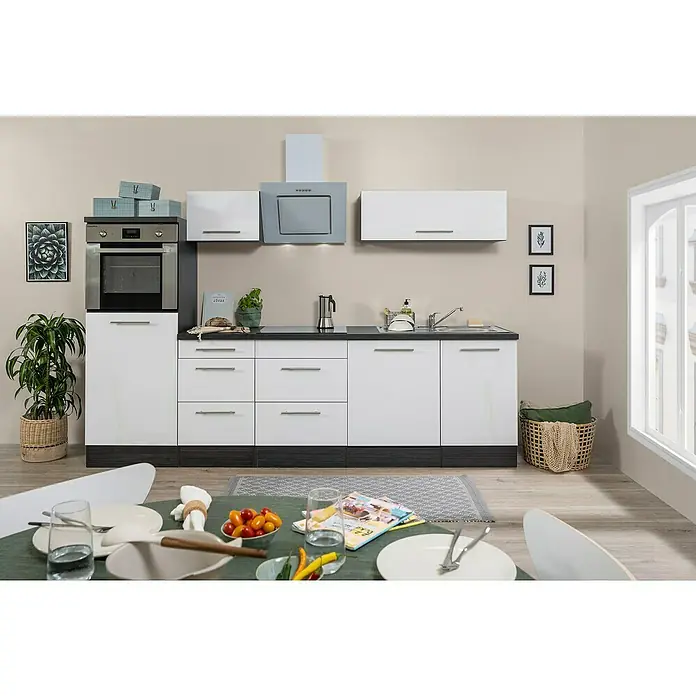 Respekta Premium Composición de cocina Amanda - Ancho: 280 cm, Roble/Blanco, Con electrodomésticos - Una cocina moderna blanca con detalles negros, incluyendo electrodomésticos y soluciones de almacenamiento. La cocina ofrece un diseño elegante y práctico.