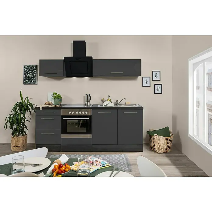 Respekta Premium Küchenzeile RP210EGCBO - Breite: 210 cm, Grau, Mit Elektrogeräten - Das Foto zeigt eine moderne Küche in Anthrazit mit stilvollen Hängeschränken, Dunstabzugshaube und einem Essbereich mit Tischdeko.