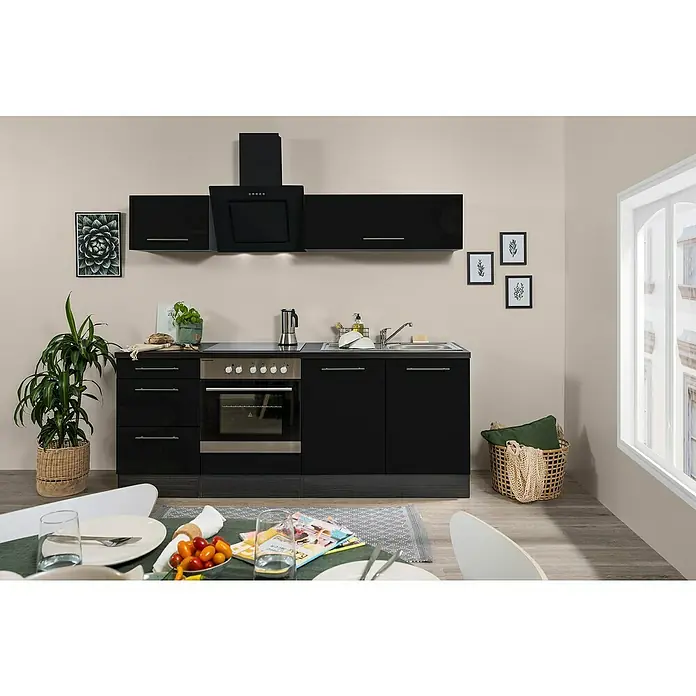 Respekta Premium Küchenzeile RP210ESCBO - Breite: 210 cm, Schwarz, Mit Elektrogeräten - Eine moderne, schwarze Küchenzeile mit Hängeschränken und einer Dunstabzugshaube bietet stilvollen Stauraum und Funktionalität in einem.