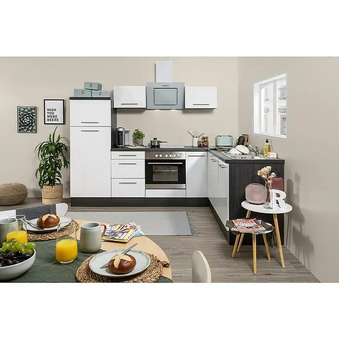 Respekta Premium Winkelküche RP260EWCBO - B x T: 260 x 60 cm, Weiß, Mit Elektrogeräten - Moderne Küche mit weißen Schränken, Elektrogeräten aus Edelstahl und Essbereich mit Obst, Saft und Gebäck.