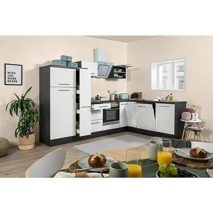 Respekta Premium Winkelküche RP290EWCBO - B x T: 290 x 200 cm, Weiß, Mit Elektrogeräten - Moderne Küche mit schwarzen Unterschränken und weißen Hängeschränken, Kühlschrank und Esstisch mit Frühstück.