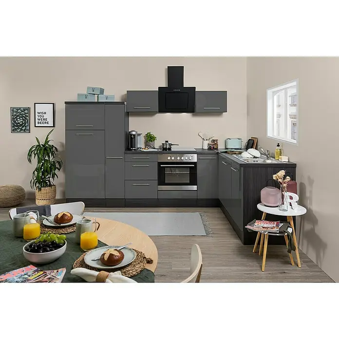 Respekta Premium Winkelküche RP290EGCBO - B x T: 290 x 200 cm, Grau, Mit Elektrogeräten - Kücheninterieur mit grauen Hochglanzfronten, Esstisch mit Speisen und Getränken, sowie Dekorationen und Accessoires für ein gemütliches Ambiente.
