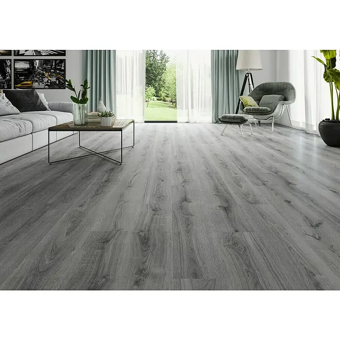 Laminado Roble Beton - 1.200 x 196 x 8 mm, Roble Beton, AC5 - Primer plano de una habitación con un suelo de madera gris, mostrando su aspecto natural y creando un ambiente acogedor en el espacio.