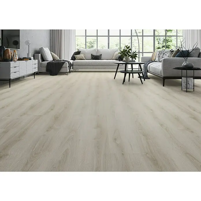 Laminado Roble Boheme - 1.200 x 196 x 8 mm, Roble Boheme, AC5 - Luminoso salón con suelo de tablones que imita la madera, creando un ambiente cálido y acogedor.