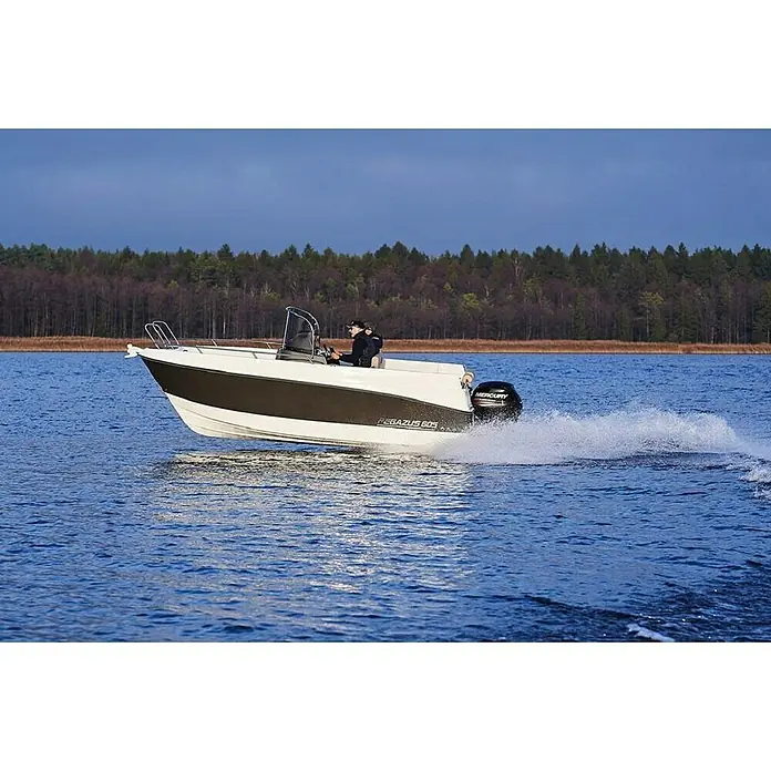 PEGAZUS GFK-Boot 605 CC Base - Ohne Motor, Geeignet für: 8 Personen, CE-Klasse C - Ein schnelles, weißes Pegasus 605 Motorboot auf dem Wasser, mit einem Mercury Außenbordmotor, der Spritzer erzeugt.