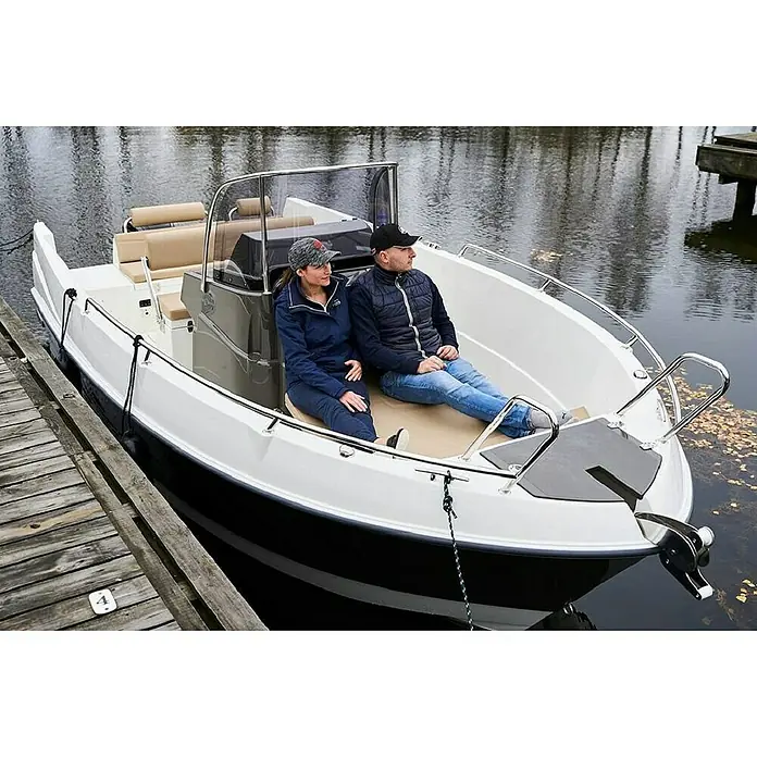 PEGAZUS GFK-Boot 605 CC Base - Ohne Motor, Geeignet für: 8 Personen, CE-Klasse C - Ein modernes Motorboot mit zwei Personen an Bord, ideal für entspannte Fahrten auf dem Wasser. Das Boot liegt sicher am Steg.