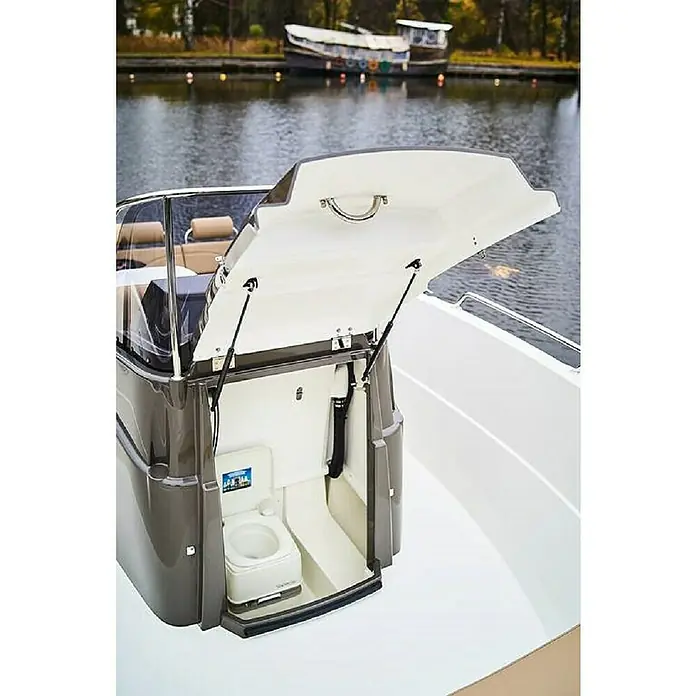 PEGAZUS GFK-Boot 605 CC Base - Ohne Motor, Geeignet für: 8 Personen, CE-Klasse C - Marine-Toilette mit offener Tür an Bord. Die Toilette ist kompakt und für den Gebrauch auf dem Wasser konzipiert.