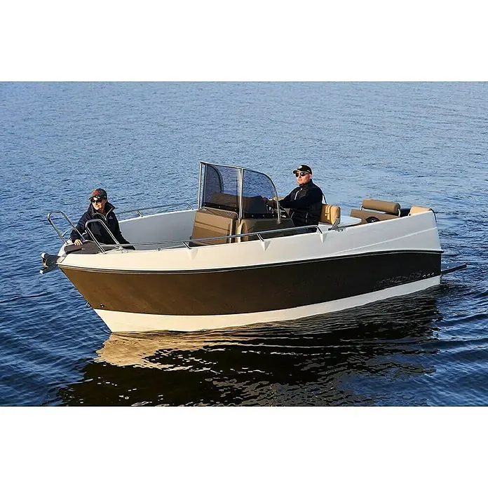 PEGAZUS GFK-Boot 605 CC Base - Ohne Motor, Geeignet für: 8 Personen, CE-Klasse C - Ein weiß-braunes Motorboot mit zwei Personen auf dem Wasser. Das Motorboot ist gut sichtbar und macht eine angenehme Fahrt.