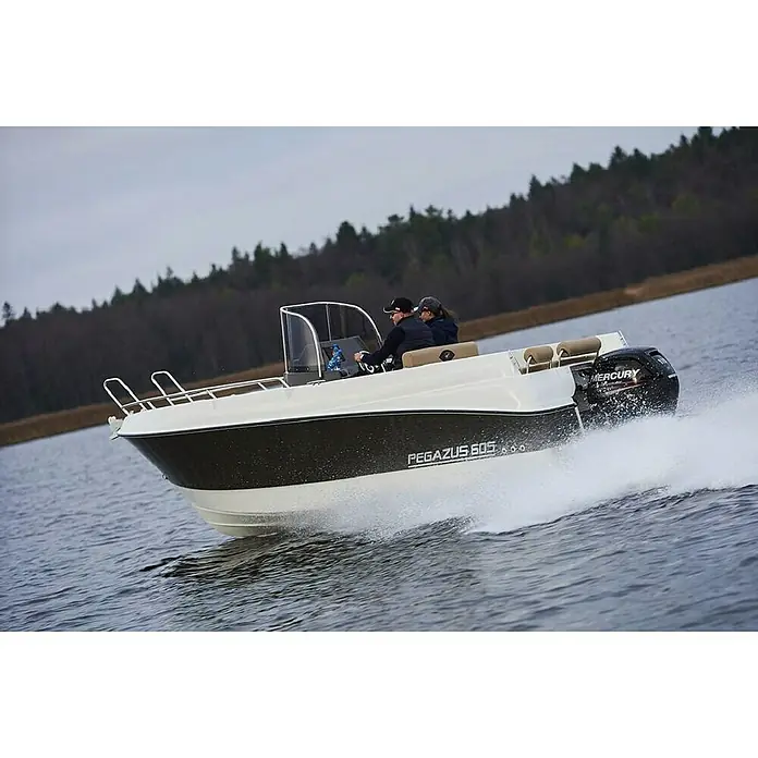 PEGAZUS GFK-Boot 605 CC Base - Ohne Motor, Geeignet für: 8 Personen, CE-Klasse C - Eine rasante Fahrt mit dem Pegasus 605 Motorboot auf dem Wasser, gesteuert von zwei Personen. Das Boot hinterlässt eine beeindruckende Bugwelle.