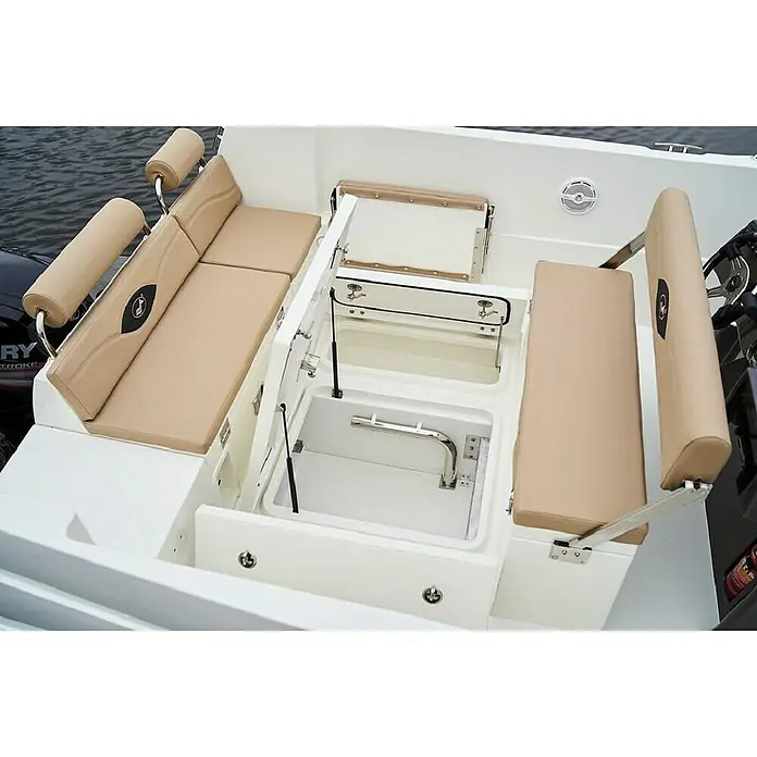 PEGAZUS GFK-Boot 605 CC Base - Ohne Motor, Geeignet für: 8 Personen, CE-Klasse C - Detailaufnahme des Stauraums im Heck eines Bootes, mit beige Polstern und geöffnetem Fach, ideal für Angelausrüstung.