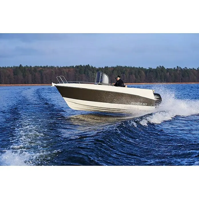 PEGAZUS GFK-Boot 605 CC Base - Ohne Motor, Geeignet für: 8 Personen, CE-Klasse C - Aufnahme eines weißen Pegasus 605 Motorboots, das auf dem Wasser fährt und eine beeindruckende Bugwelle erzeugt.
