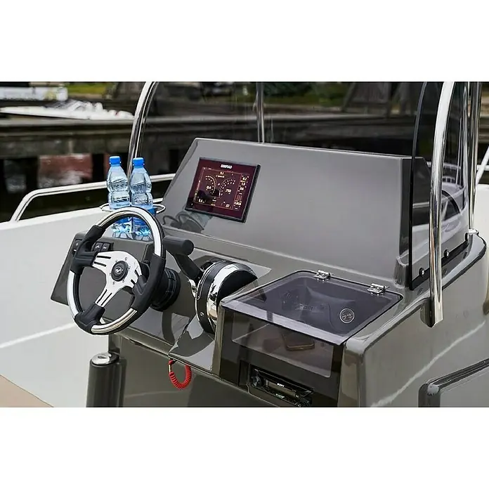 PEGAZUS GFK-Boot 605 CC Base - Ohne Motor, Geeignet für: 8 Personen, CE-Klasse C - Das graue Cockpit eines modernen Motorboots mit Steuerrad, Navigationssystem und Stauraum. Perfekt für entspannte Fahrten auf dem Wasser.