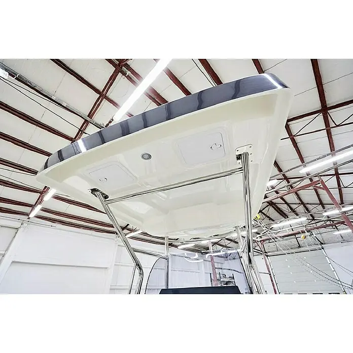 PEGAZUS GFK-Boot 605 CC Base - Ohne Motor, Geeignet für: 8 Personen, CE-Klasse C - Nahaufnahme der Oberseite eines Bootes, die die saubere weiße Oberfläche und die elegante graue Bordüre hervorhebt, während die darunter liegenden Stützen aus Edelstahl Stabilität bieten.