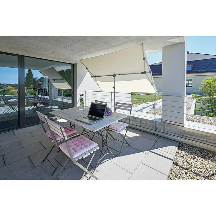 Suncomfort Balkonschirm Flex Roof - Ecru, Bespannungsmaß (L x B): 195 x 140 cm - Moderner Außenbereich mit grauem Tisch und Stühlen, Sonnenschirm und Laptop. Entspannter Arbeitsplatz im Freien mit komfortablen Sitzkissen.