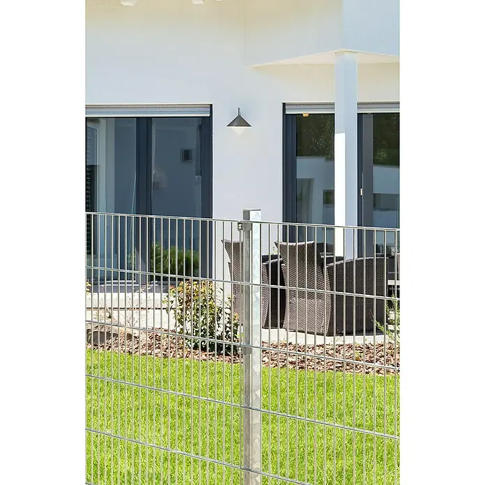 Zaunpfosten - 1.250 x 40 x 40 mm, Silber, Metall - Gartenzaun aus Metall vor einem modernen Haus. Der Zaun ist aus robustem Metall gefertigt und bietet Sicherheit und Privatsphäre für den Garten.