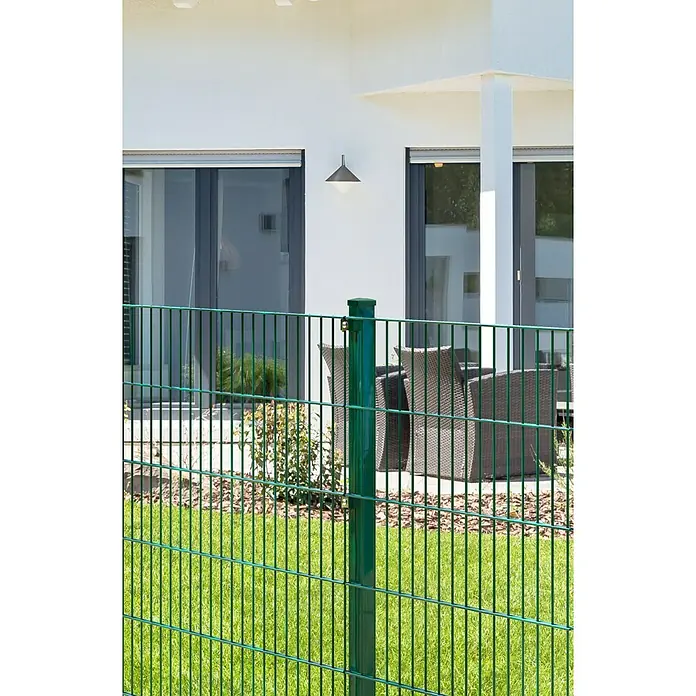 Zaunpfosten - 125 cm, Grün, Metall - Nahaufnahme eines grünen Zauns mit Blick auf ein modernes Haus, der die klaren Linien und die Ästhetik des Zauns betont.