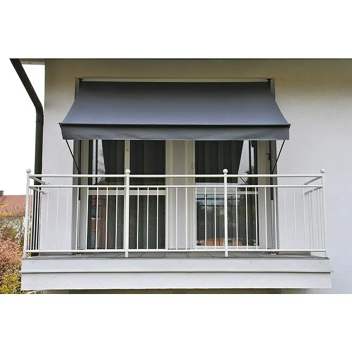 Angerer Klemmmarkise Style Anthrazit - Dunkelgrau, Breite: 2,5 m, Ausfall: 1,5 m - Eine graue Markise über einem Balkon mit weißem Geländer bietet Schatten und Schutz vor der Sonne.