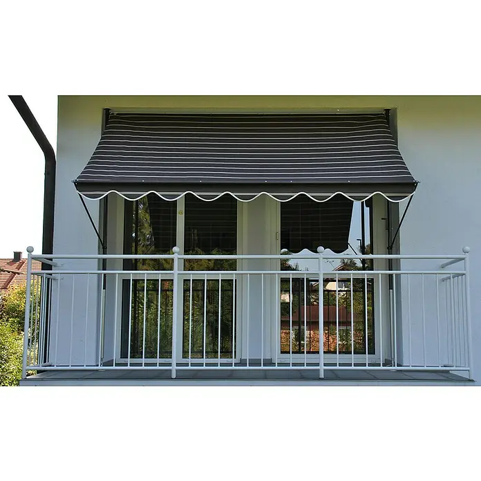 Angerer Klemmmarkise - Braun/Creme, Breite: 2 m, Ausfall: 1,5 m - Eine braun-weiß gestreifte Markise über einem Balkon mit weißem Geländer bietet Schatten und Sichtschutz.