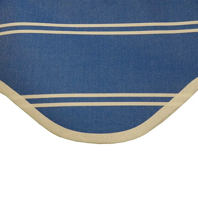 Angerer Klemmmarkise - Blau/Creme, Breite: 4 m, Ausfall: 1,5 m - Nahaufnahme einer blauen Stoffserviette mit weißen Streifen und Bordüre. Die Serviette hat eine abgerundete Form und ist auf einem schwarzen Hintergrund platziert.