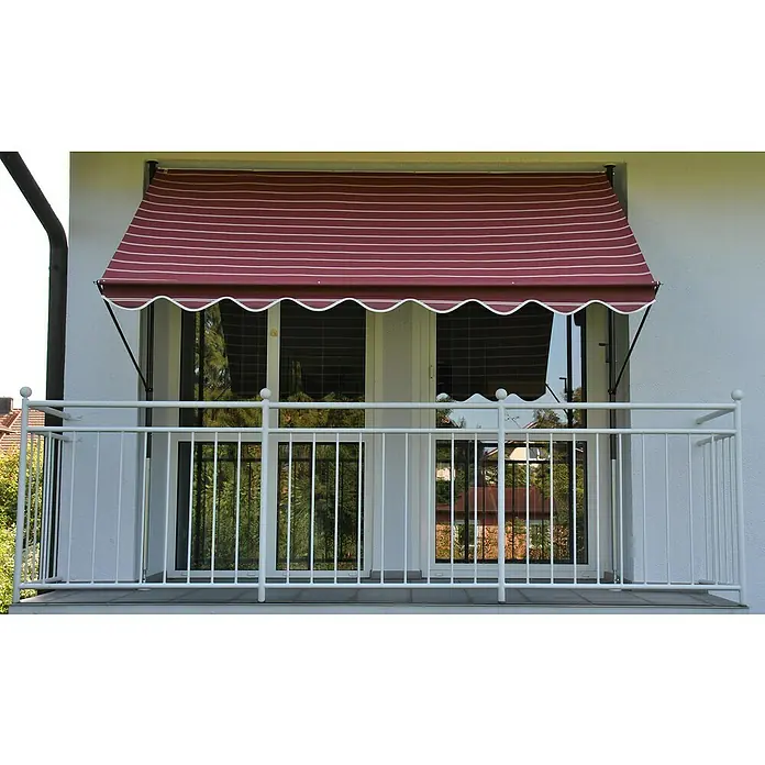 Angerer Klemmmarkise - Bordeaux/Creme, Breite: 3 m, Ausfall: 1,5 m - Markise mit rot-weißen Streifen über Balkontür, die Schatten spendet und das Aussehen des Balkons aufwertet.