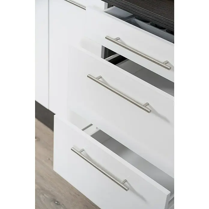 Respekta Premium Winkelküche RP290WWCBO - B x T: 290 x 200 cm, Weiß, Mit Elektrogeräten - Die weißen Küchenschubladen mit den silbernen Griffen sind teilweise geöffnet und geben den Blick ins Innere frei.