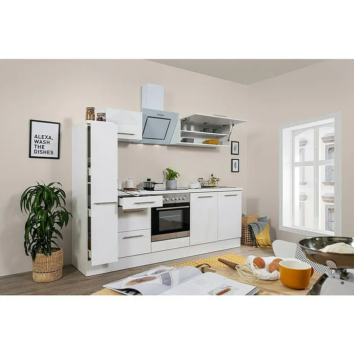 Respekta Premium Küchenzeile RP240WWCBO - Breite: 240 cm, Weiß, Mit Elektrogeräten - Helle Küche mit weißen Möbeln, modernen Geräten und einem Kochbuch auf dem Tisch. Die Küche wirkt einladend und funktional.