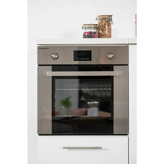 Respekta Premium Küchenzeile RP270HWSBO - Breite: 270 cm, Schwarz, Mit Elektrogeräten - Nahaufnahme eines Respekta-Backofens aus Edelstahl mit digitaler Anzeige und Drehknöpfen, eingebaut in eine moderne weiße Küche.