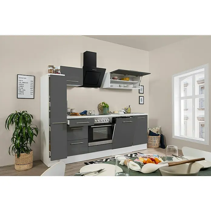 Respekta Premium Küchenzeile RP250WGCBO - Breite: 250 cm, Grau, Mit Elektrogeräten - Aufnahme einer modernen Küche mit grauen Schränken, einer Dunstabzugshaube und einem Esstisch mit Geschirr im Vordergrund.