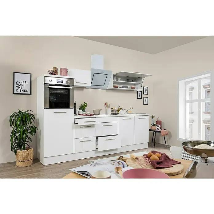 Respekta Premium Küchenzeile RP270HWWBO - Breite: 270 cm, Weiß, Mit Elektrogeräten - Helle Küchenzeile mit weißen Schränken, integriertem Ofen und Dunstabzugshaube, ergänzt durch Dekoration und Kochutensilien.