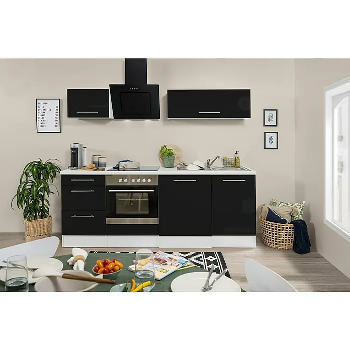 Respekta Premium Küchenzeile RP220WSCBO - Breite: 220 cm, Schwarz, Mit Elektrogeräten - Moderne Küche mit schwarzen Hochglanzfronten und weißen Sockelleisten, kombiniert mit stilvoller Dekoration und Esstisch im Vordergrund.