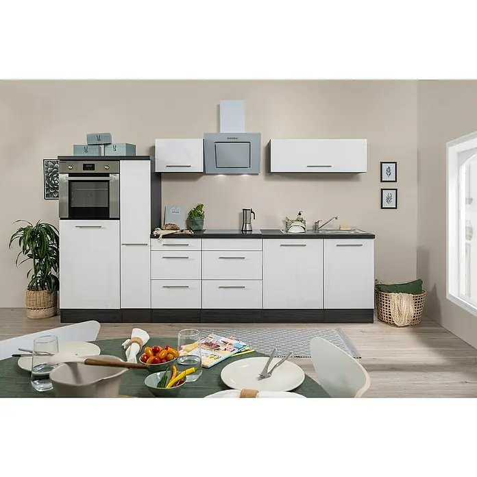 Respekta Premium Küchenzeile RP310HEWBO - Breite: 310 cm, Weiß, Mit Elektrogeräten - Küchenzeile in Weiß und Grau mit modernen Geräten und stilvollem Geschirr auf einem gedeckten Tisch. Ideal für moderne Wohnräume.