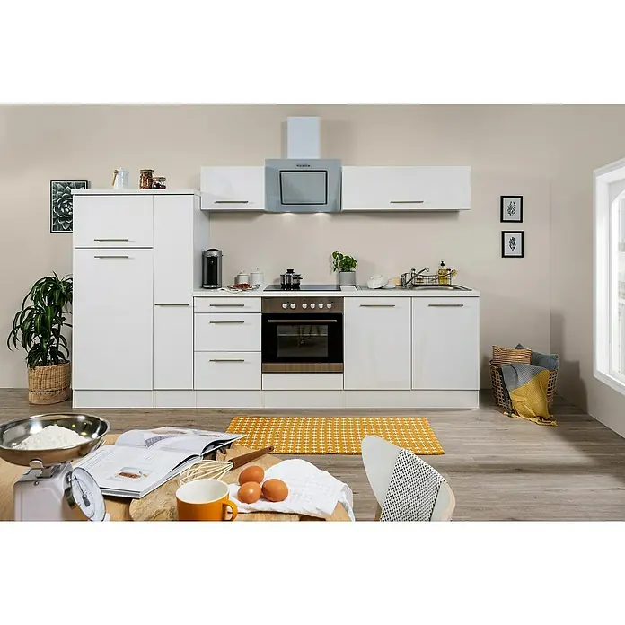 Respekta Premium Küchenzeile RP300WWCBO - Breite: 300 cm, Weiß, Mit Elektrogeräten - Küchenansicht mit weißen Schränken und Geräten, präsentiert ein modernes und stilvolles Design mit gelbem Teppich und dekorativen Elementen.