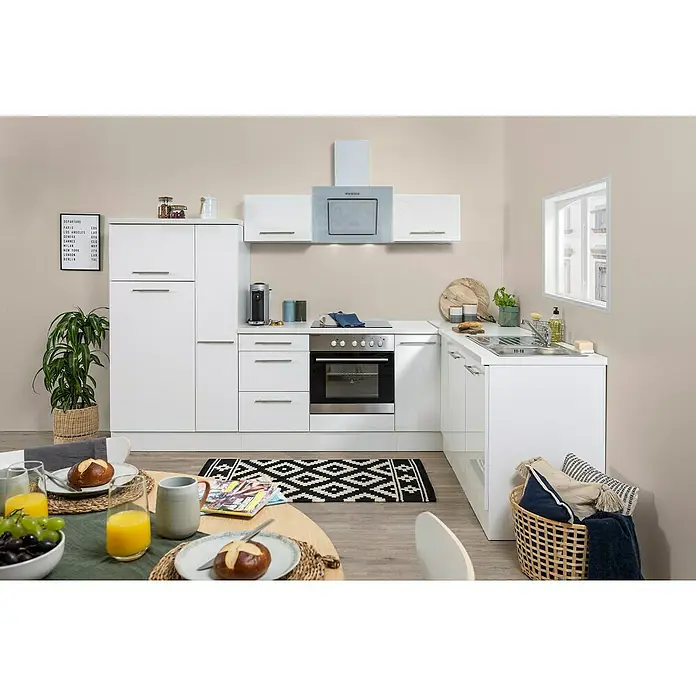 Respekta Premium Winkelküche RP290WWCBO - B x T: 290 x 200 cm, Weiß, Mit Elektrogeräten - Ein helles, modernes Küchendesign mit weißen Schränken, einem grauen Dunstabzug und einem Esstisch mit Frühstücksgedecken.