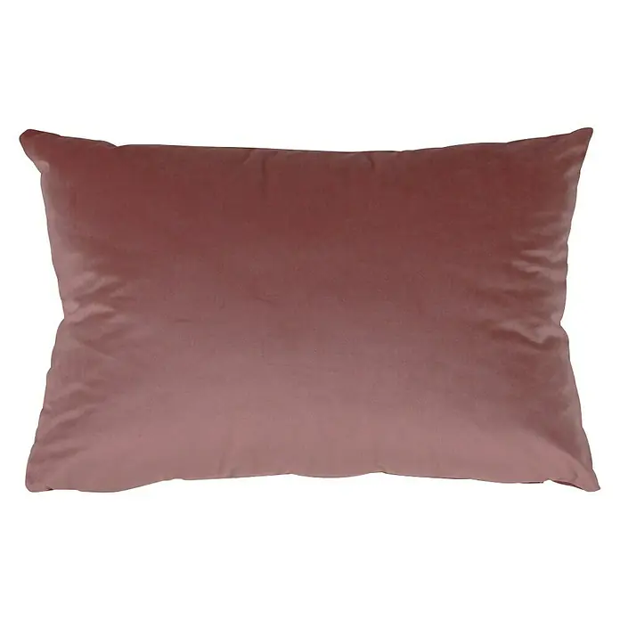 Cojín Velvet - 50 x 30 cm, Textil, Rosa, Rectangular - Primer plano de un cojín rectangular de terciopelo color rosa empolvado sobre un fondo negro.