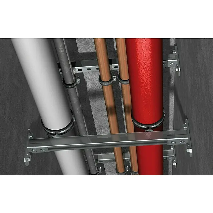 Fischer Taco perforado FIS HK - Longitud taco: 85 mm, Diámetro taco: 16 mm, 4 ud. - Las tuberías están fijadas a una pared de hormigón con soportes metálicos. Se muestran varias tuberías, incluyendo la roja.
