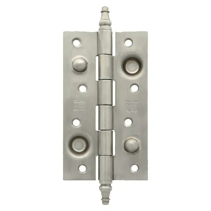 Bisagra mod. 561 - L x An: 150 x 80 mm, Cromo - Primer plano de una bisagra de puerta de acero inoxidable con elementos decorativos y orificios de montaje. Bisagra de puerta de alta calidad para uso interior.