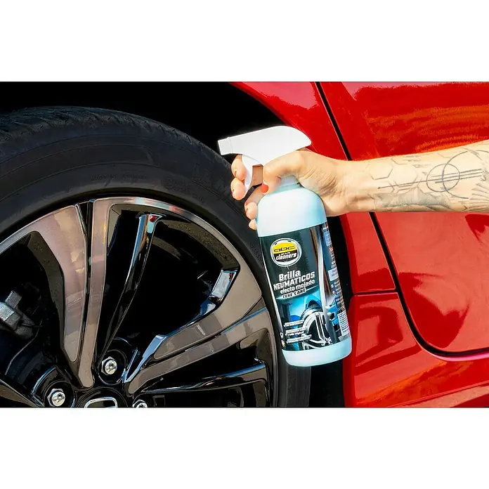 Abrillantador y protector de neumáticos MOT50006 - 500 ml - Cuidado de neumáticos: Detalle de un neumático de coche tratado con "ABC Car Cleaners Brilla Neumáticos". Acabado brillante.