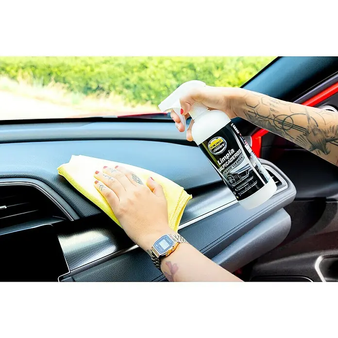 Limpia salpicaderos MOT50004 - 500 ml - Limpieza interior del coche con limpiador de salpicadero ABC Car Cleaners y un paño amarillo para una superficie brillante.