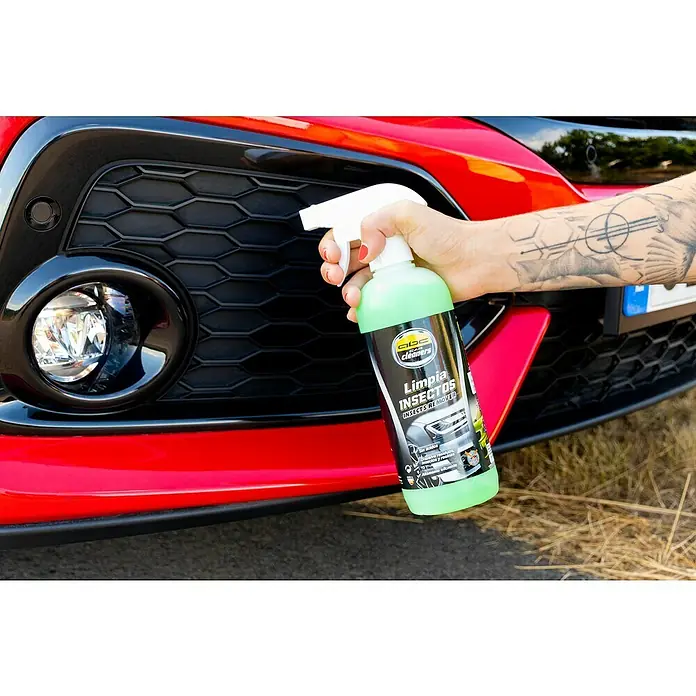 Eliminador de insectos y resinas de árboles MOT50002 - 500 ml - Botella de espray para eliminar insectos ABC Car Cleaners delante de un coche rojo. Solución eficaz para el cuidado del automóvil.