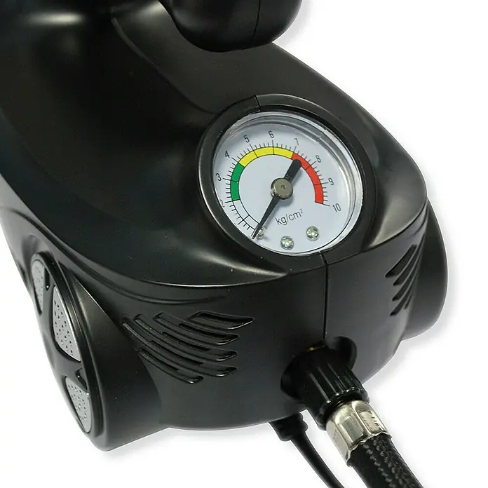 Aspirador de mano de batería Autovac - 50 W, Volumen de recipiente: 0,15 l - Primer plano de una bomba de aire negra con un manómetro que muestra una presión de unos 7 kg/cm².