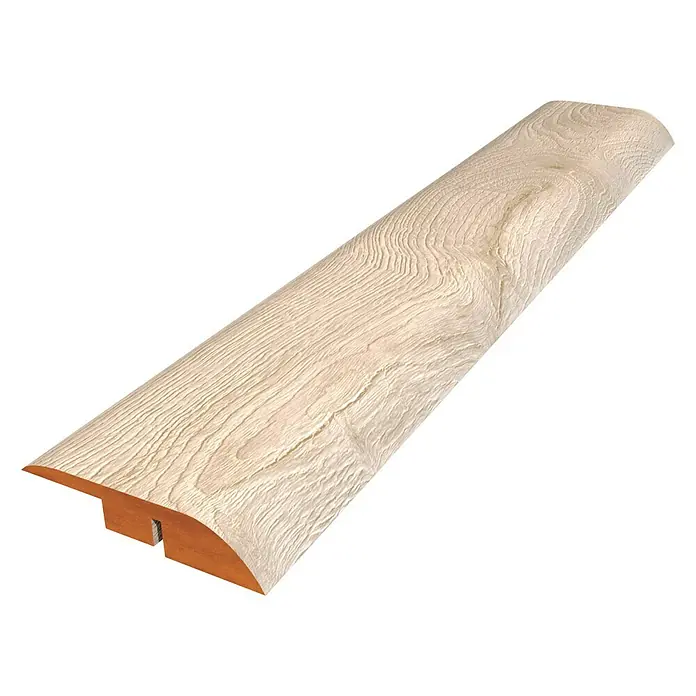 Perfil de transición Roble Boheme - 2.440 x 48 mm, Pegado - Foto de un elegante perfil de transición en forma de T, ideal para acabados de suelo sin juntas, con un acabado de grano de madera clara.